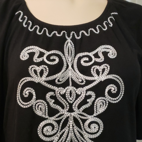 Black plus size embroidered summer top - Picture 4 of 6